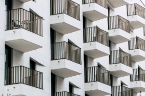 Jakie okna aluminiowe wybrać? Najważniejsze parametry, koszty i zasady dopasowania do budynku